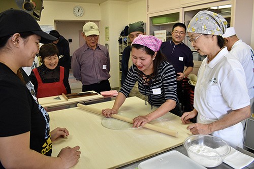 そば打ちや書道に挑戦 在留外国人社会参画推進事業(2019-10-28)