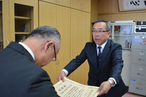 租税教育これからも 中央小に税務署長表彰(2019-11-23)