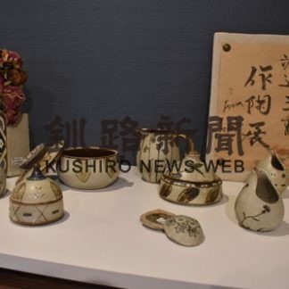 カップや花器の陶器　(2019-11-12)