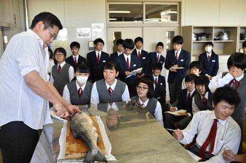 プロの料理人からサケのおろし方学ぶ(2019-10-25)