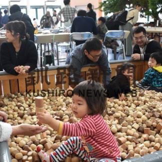 木育フェア　家族連れでにぎわう(2019-10-20)