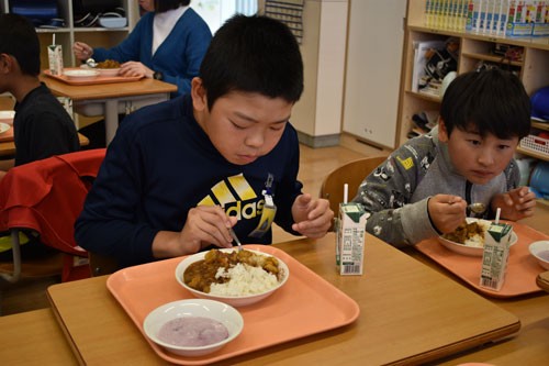 児童地元食材を頬張る(2019-11-13)