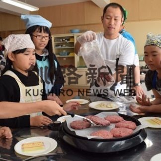 児童ハンバーガー作りに挑戦(2019-11-09)