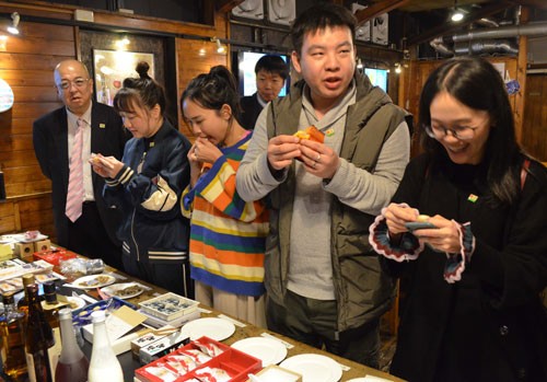 中国メディア招いた土産の品評会(2019-10-23)