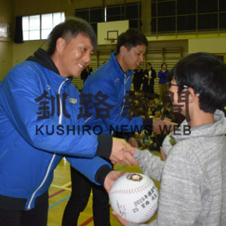 ハム２投手　児童と交流(2019-11-22)