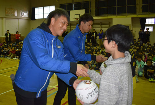 ハム2投手 児童と交流(2019-11-22)