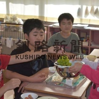 児童地元産ブドウ　味わう(2019-10-25)