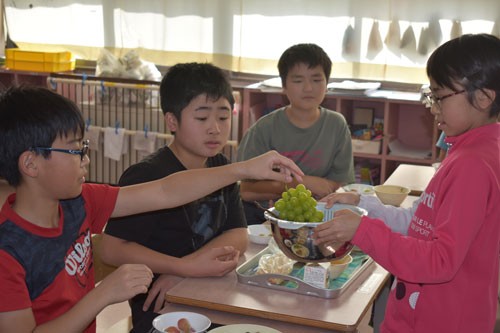 児童地元産ブドウ 味わう(2019-10-25)