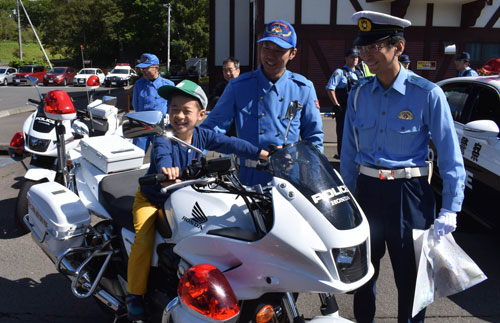 パトカーや白バイ 乗車体験に笑顔 (2019-09-25)