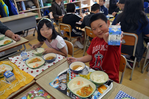 地場産食材、児童堪能 「なかしべつ丸ごと給食」(2019-09-29)