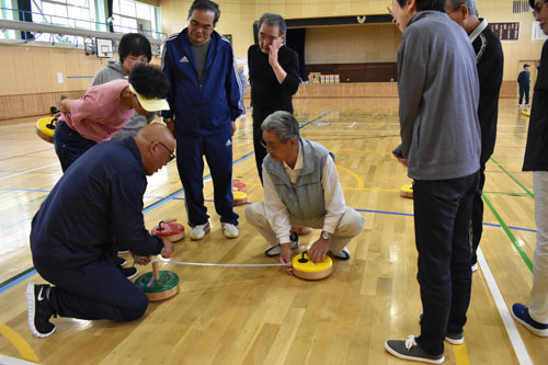 参加者は大喜び フロアカーリング体験(2019-09-25)