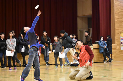 折り紙ヒコーキ滞空時間を競う 釧路で予選会(2019-09-27)