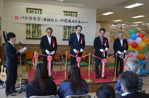 乗り換え拠点にバス待合所(2019-09-29)