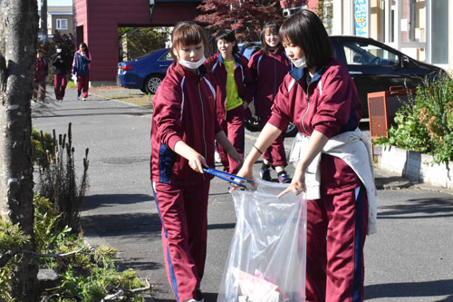 住宅街きれいに 釧東高生が清掃活動(2019-09-27)