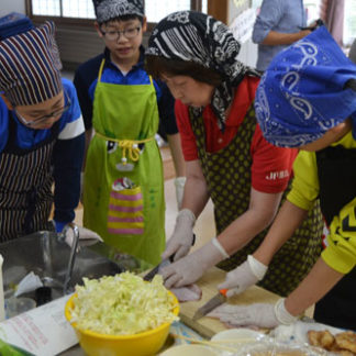 地元海産物魅力ＰＲ　羅臼小で料理教室　漁協女性部(2019-10-22)