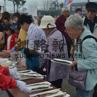 焼さんまに長蛇の列(2019-09-15)