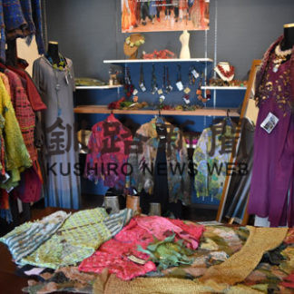 独創的な植物服　実物を見て　吉田さん作品展(2019-09-25)