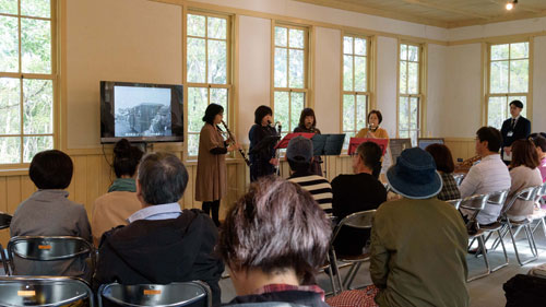 秋の森で演奏会、展示も (2019-10-22)