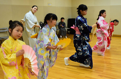 浴衣で踊り かわいらしく(2019-09-29)