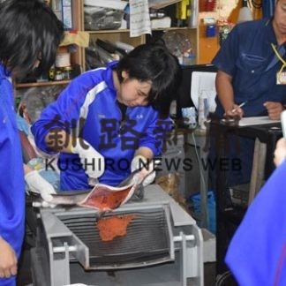 標津高生徒１０人　サケについて学ぶ　サーモン科学館(2019-09-21)