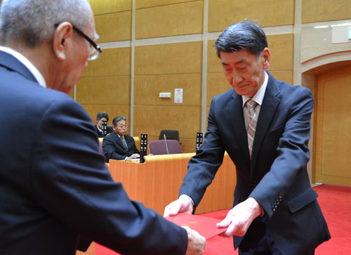 当選証書を付与 釧路町選挙管理委 (2019-10-22)