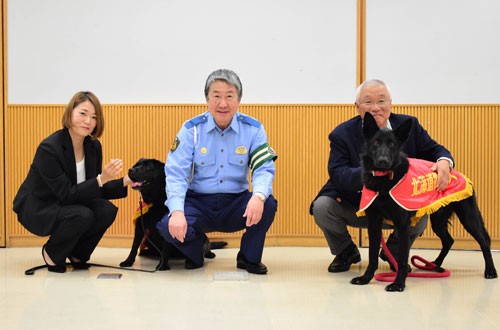 嘱託警察犬 2頭に嘱託書を交付(2019-08-31)