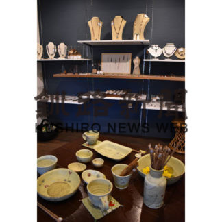 トンボ玉と陶器　個性的な作品並ぶ　９日まで二人展(2019-08-29)