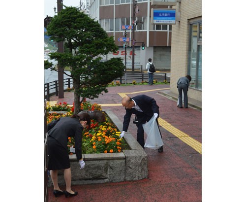 役職員20人余り 北大通を清掃 北洋銀行釧路中央支店(2019-08-23)