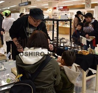 手作り品販売会で家族連れや女性客にぎわう(2020-01-07)