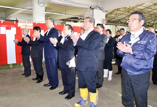 豊漁 安全操業願う 厚岸漁協で初競り(2020-01-08)