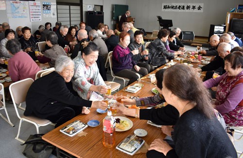 歌や踊り芸披露 昭和地区老ク連(2020-01-08)