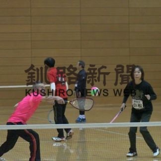 優勝目指しクラス別熱戦　釧路協会冬季ミニテニス(2020-02-16)