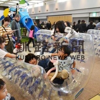 室内遊具に親子笑顔(2020-02-16)