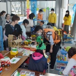 おもちゃを交換、こども遊学館で「とり＋かえっこ」(2020-02-16)