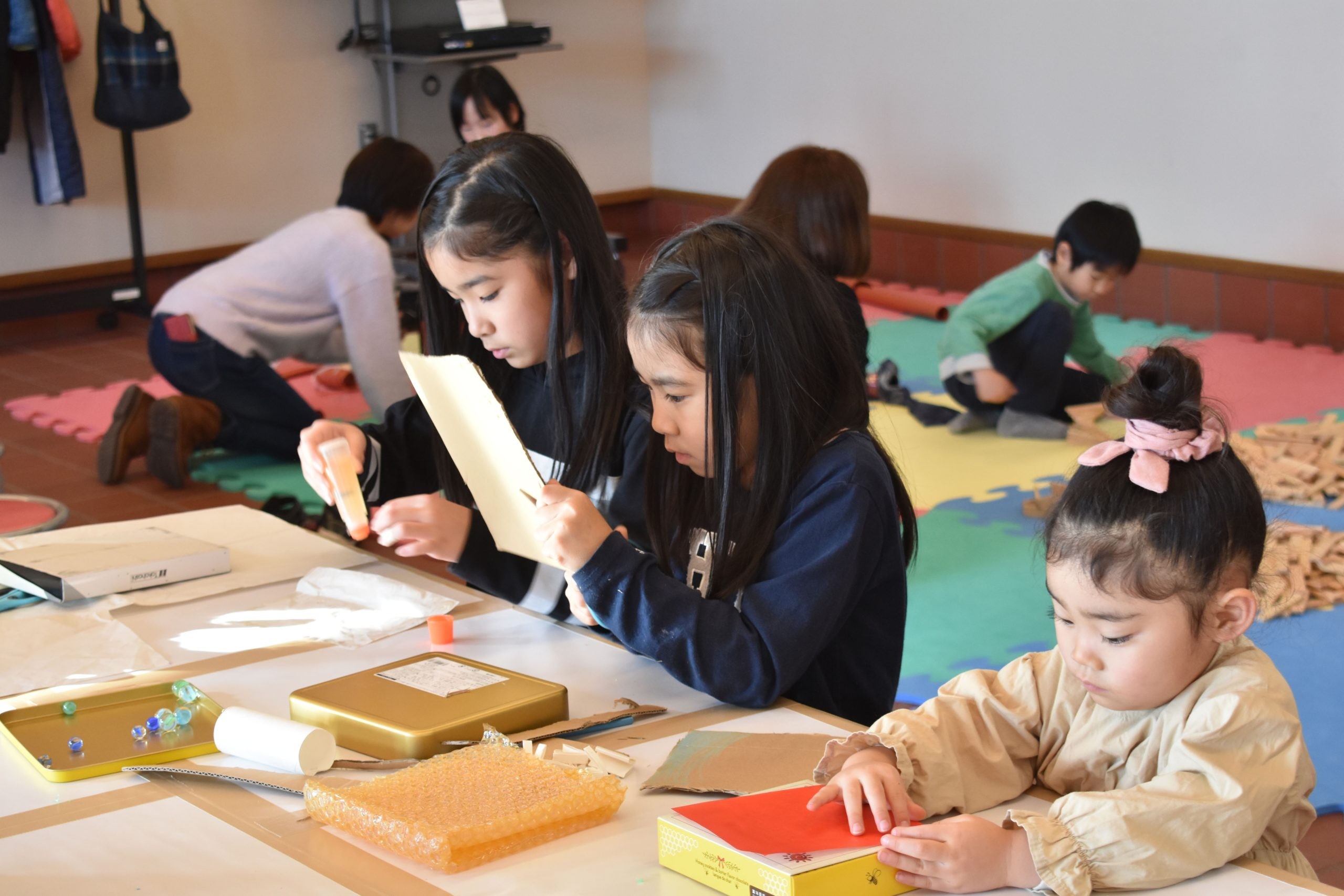 子供ら楽しい冬休み体験 見本手に工作没頭 釧路芸術館(2020-01-06)