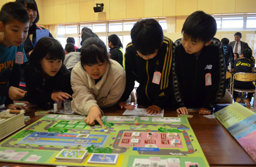 ゲームで環境問題学ぶ トヨタが中央小で授業(2019-11-18)