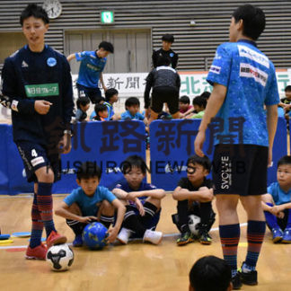 フットサルクリニック 小学生６０人に指導(2019-11-24)