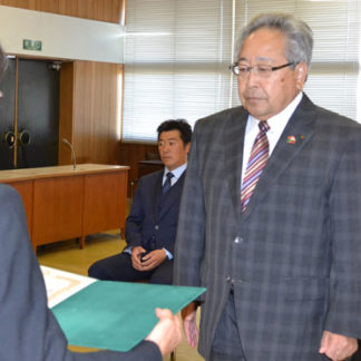 当選した松本博氏らに証書を付与(2019-10-07)