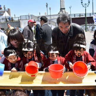 サケの稚魚の放流　釧路シャケの会(2019-05-06)