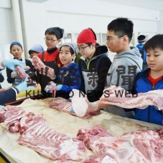 「三恵豚」肉厚で重たい！別保小で食育授業(2020-02-22)