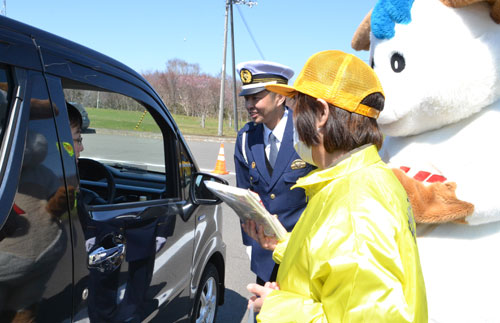 安全運転の徹底　旗の波で呼び掛け　国道で啓発活動(2019-05-16)