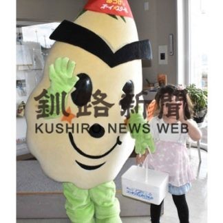 じゃんけん大会優勝　佐藤さんに地場産カキ　コンキリエ(2019-05-04)