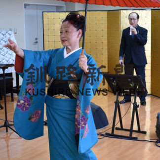 伸びやかな歌声披露　歌謡サークル・タジマ(2019-06-18)