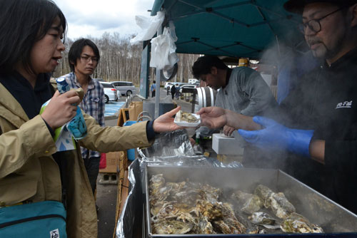 カキやツブ求め列 フェアにぎわう 道の駅「摩周温泉」(2019-05-05)