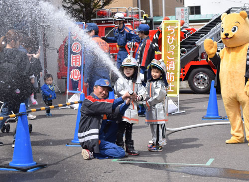 はしご車や放水体験(2019-05-01)