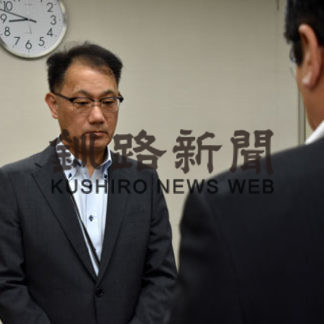 川端氏副町長に就任 羅臼町役場で辞令交付(2019-06-25)