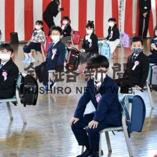 根室管内小中入学式、マスク姿で第一歩(2020-04-08)②