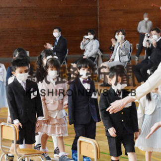 市内の小学校で入学式、在校生４０日ぶりの一斉登校(2020-04-07)