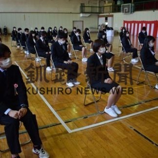 間隔開けて、誓い新たに　くしろせんもん学校入学式(2020-04-04)