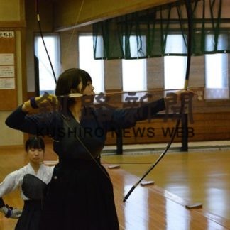 一矢一矢に精神集中　弓道納射会(2020-12-08)